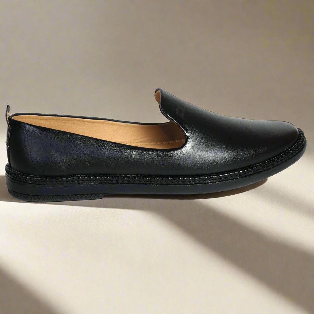 Kolapuri Centre Designer Black Jutis For Men