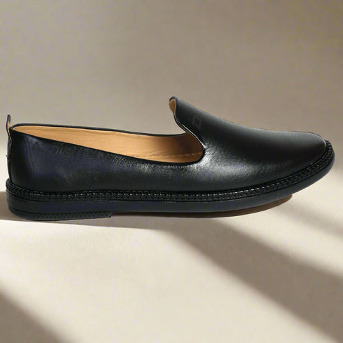 Kolapuri Centre Designer Black Jutis For Men