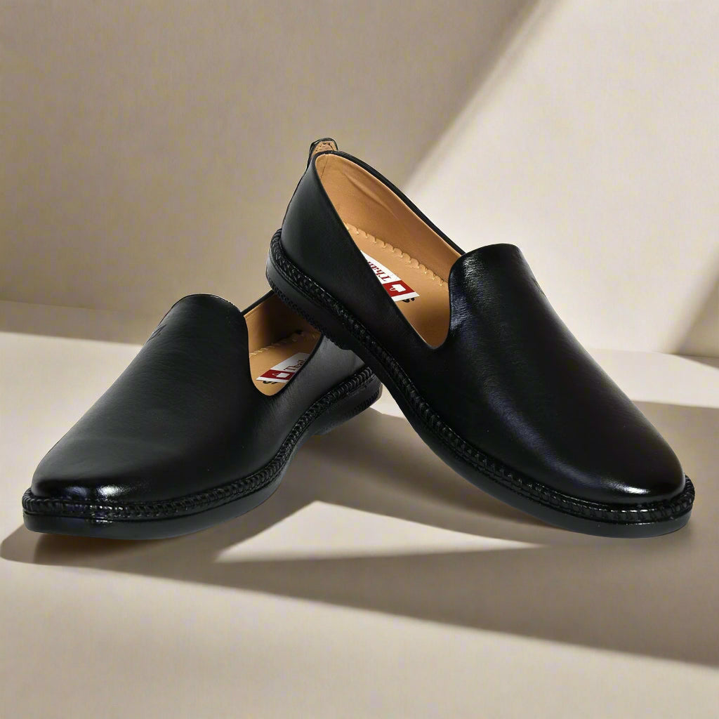 Kolapuri Centre Designer Black Jutis For Men